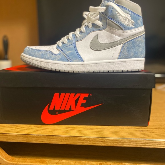 Jordan 1s Hyper Royal - Picture 4 of 5